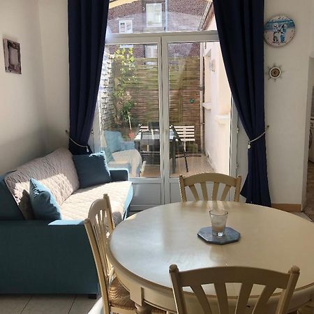 Appartement Avec Cour A 50M De La Plage Мер-ле-Бен Екстериор снимка