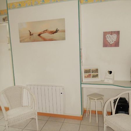 Appartement Avec Cour A 50M De La Plage Мер-ле-Бен Екстериор снимка