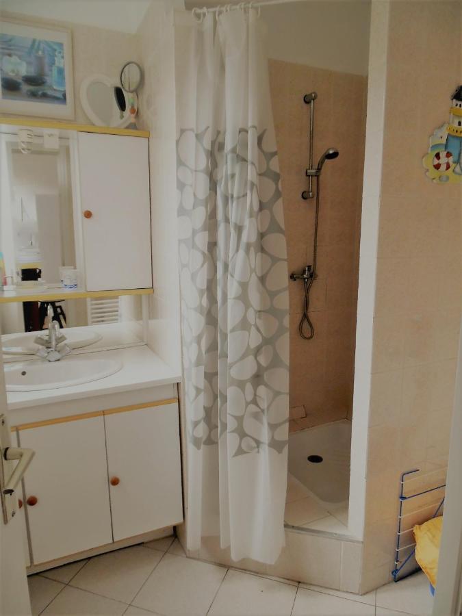 Appartement Avec Cour A 50M De La Plage Мер-ле-Бен Екстериор снимка