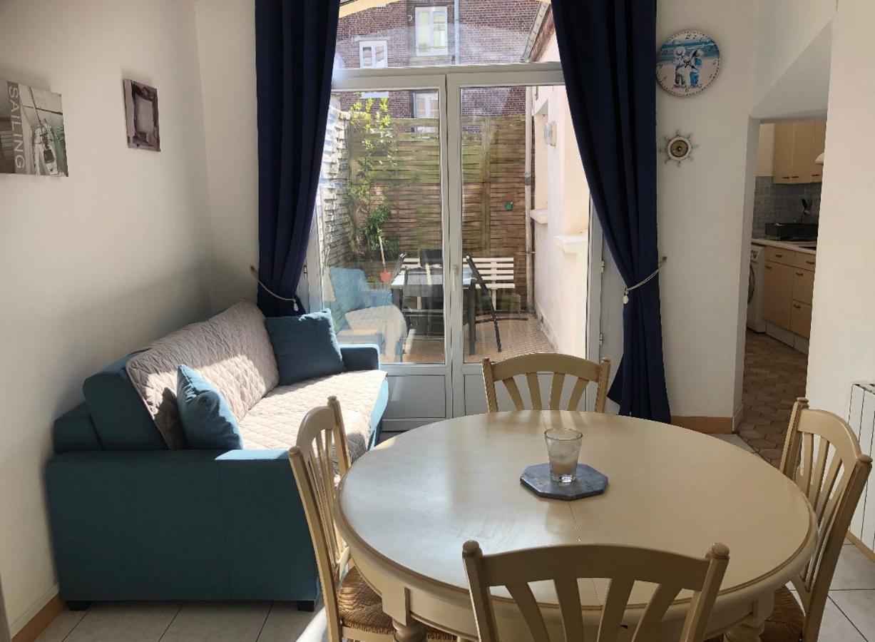 Appartement Avec Cour A 50M De La Plage Мер-ле-Бен Екстериор снимка