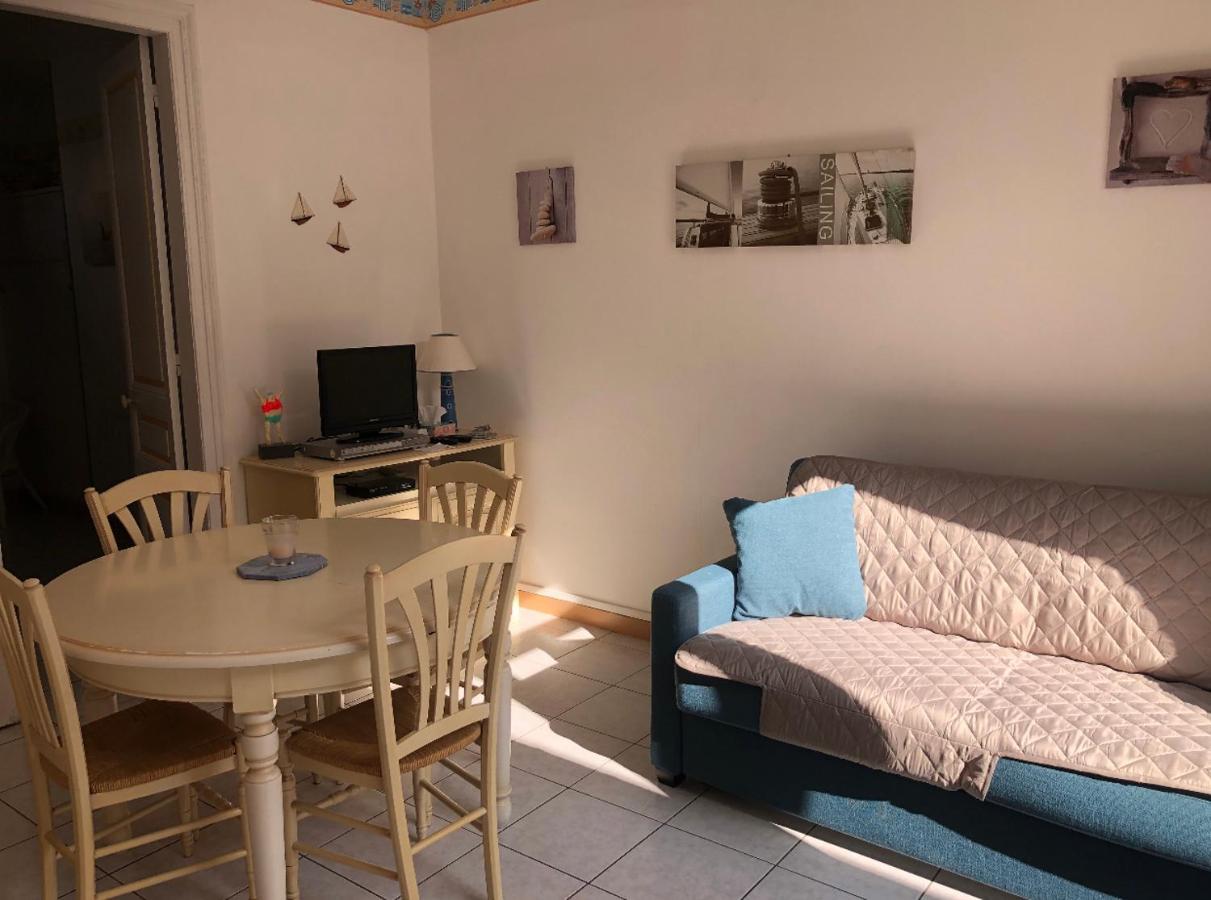 Appartement Avec Cour A 50M De La Plage Мер-ле-Бен Екстериор снимка