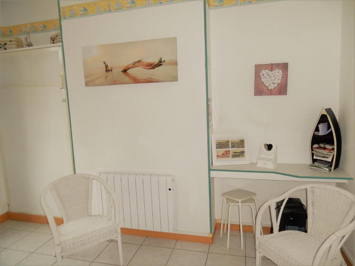 Appartement Avec Cour A 50M De La Plage Мер-ле-Бен Екстериор снимка